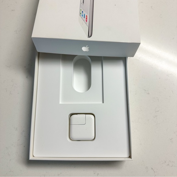 iPad Air 1st Gen 📱 16GB Wi-Fi + Box, Adapter, & Bonus Case – Good Condition! - Picture 8 of 11